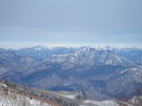 丸山山頂からは遠くに真っ白な飯豊連峰が