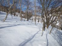 丸山へのトラバース、吹雪いて視界がなくなると分かりづらい