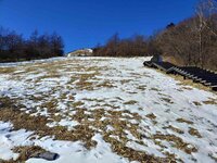 今朝の気温-3℃　園内に積雪は殆んどありません。草原内に立ち入らないでください。スノーシューレンタル開始未定です。